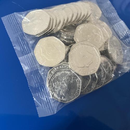 2023 Gibraltar Christmas 50p Two children building snow - sealed bag of 50 coins